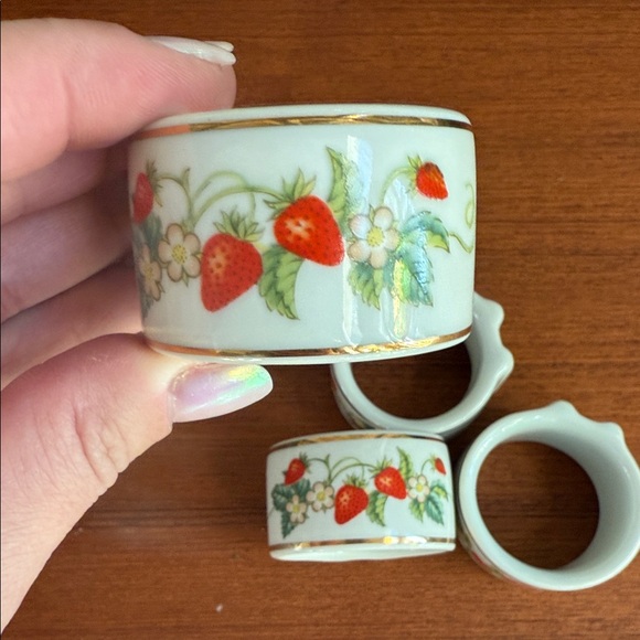 Made in Brazil charming country vintage Strawberry  Ceramic Napkin Rings set x4 - Picture 4 of 8